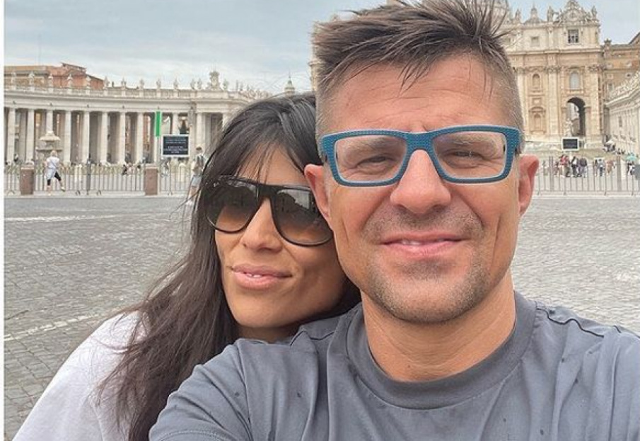 НЕ Е ИСТИНА: Емануела пленила Андрей край кофите за боклук