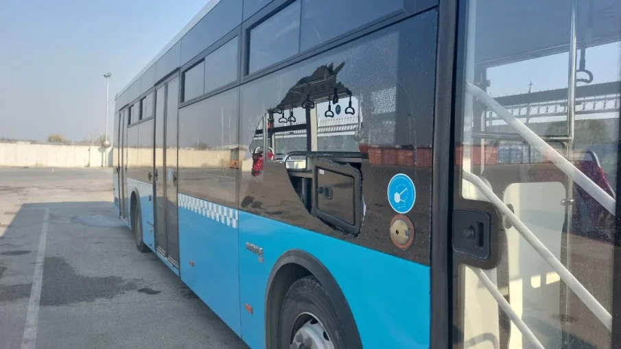 Стреляха по автобус от градския транспорт в Пловдив, полицията контрира: Хвърлен е камък