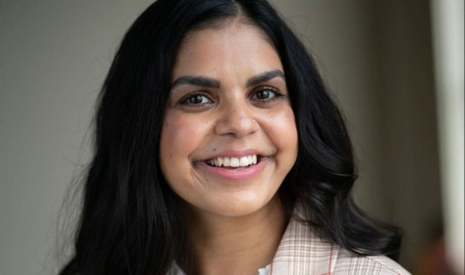 Коя е Деси - българката, осиновена в САЩ, а сега кандидат за Сената?