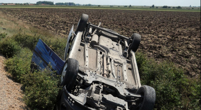 Катастрофа на пътя Пловдив-Хасково: Кола се приземи в земеделски имот
