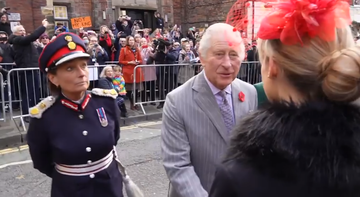 Замериха с яйца крал Чарлз III (ВИДЕО)