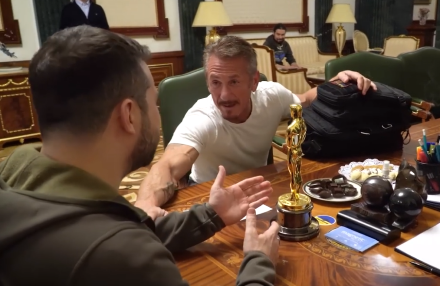 Шон Пен подари „Оскар“-а си на Зеленски (ВИДЕО/СНИМКИ)