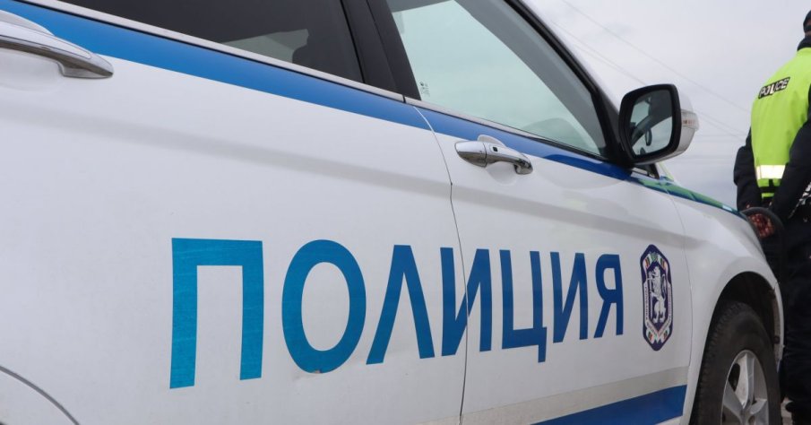 ЕКШЪН В СОФИЯ: Кола се вряза във вход на жилищна кооперация