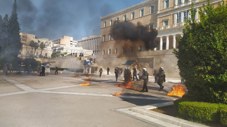 ИЗВЪНРЕДНО! Затвориха центъра на Атина - хиляди протестиращи срещу скока на цените на горивата замерят с коктейли Молотов полицията