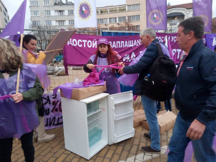 ПИК TV! Празен хладилник посрещна депутатите пред парламента (ВИДЕО/СНИМКИ)