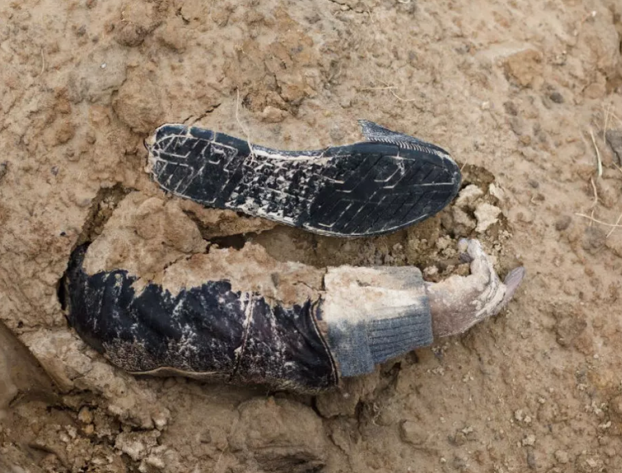 ЗЛОВЕЩО: Сателитни снимки разкриха над 1500 нови гроба край Мариупол