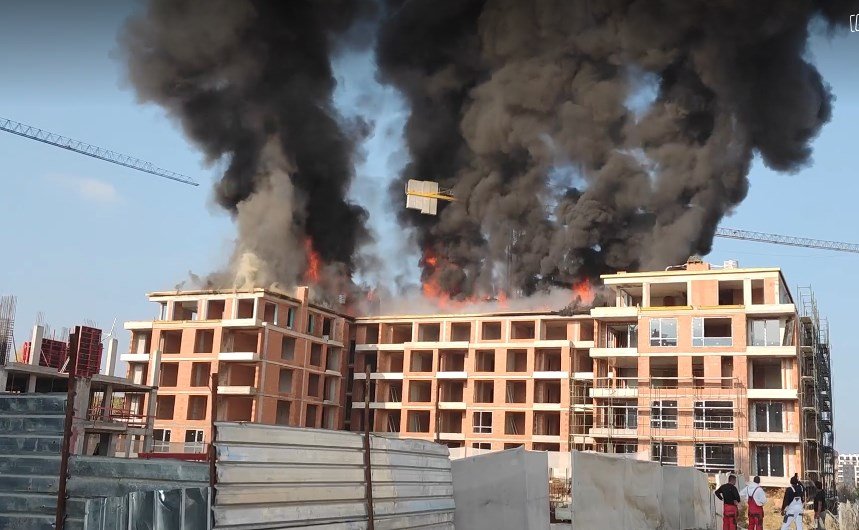 СИГНАЛ ДО ПИК: Гори покрива на нова сграда в Малинова долина (ВИДЕО/СНИМКА)