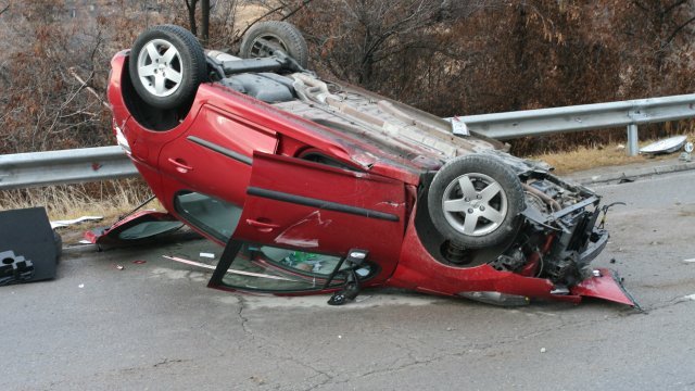 Кола се преобърна по таван край Бургас: 11-годишно момиче и майка му са настанени в болница