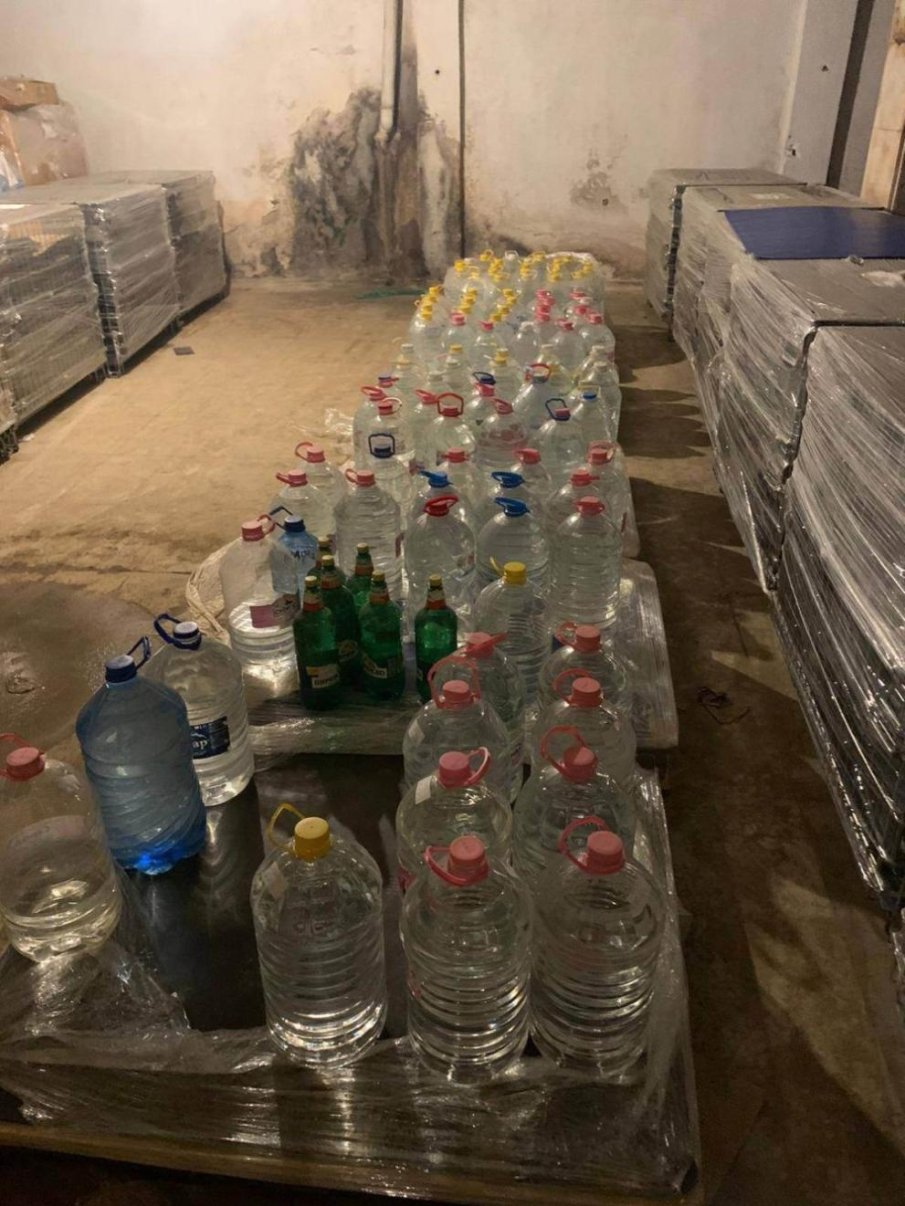 Иззеха голямо количество контрабанден алкохол в Харманли (СНИМКИ)