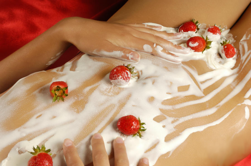 ГОРЕЩО: Сметаната е идеален помощник за еротика и секс