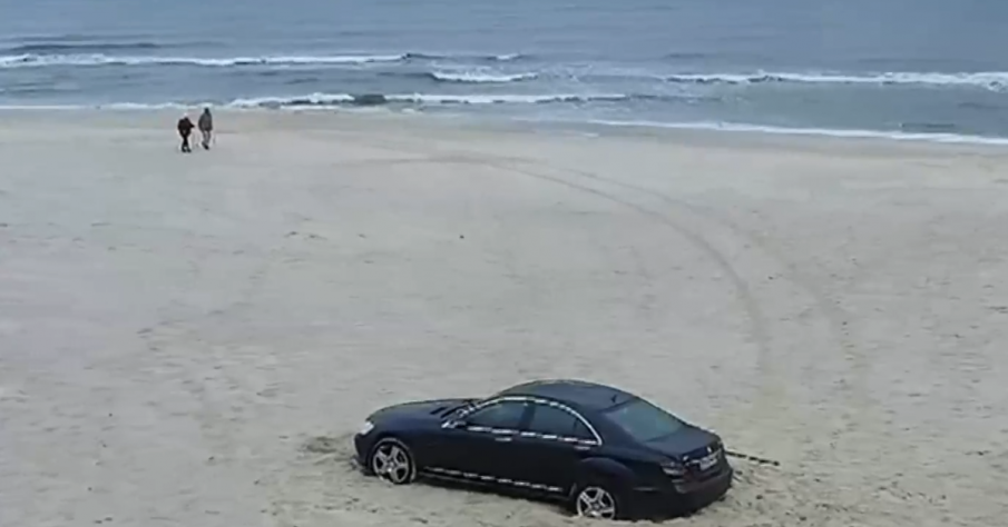 Българин паркира на плаж в Полша, глобиха го (ВИДЕО)