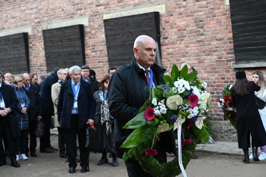 Главният прокурор Иван Гешев положи венци в лагера Аушвиц в памет на жертвите на Холокоста (СНИМКИ)