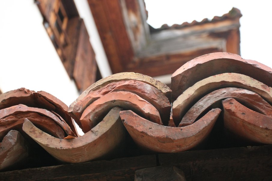 Разлютена жена наложи съседа си с керемида, разследват я