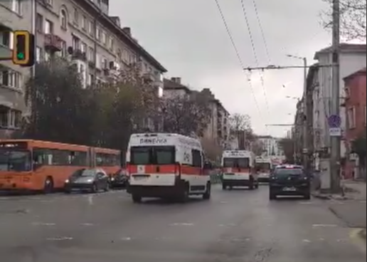 ПЪРВО В ПИК TV: Извънредна ситуация в София - линейки хвърчат в центъра на града (ВИДЕО)