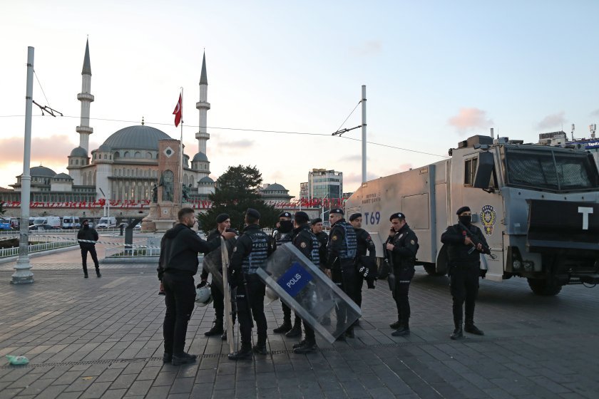 ИЗВЪНРЕДНО: Поне 6 убити и 53 ранени при терора в Истанбул (ВИДЕО)