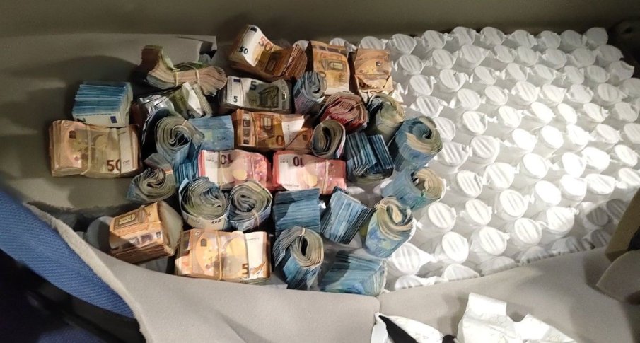 Недекларирана валута в пружините на матрак откриха митничари на Капитан Андреево (ВИДЕО/СНИМКИ)