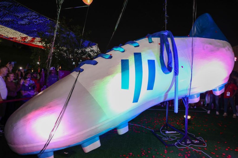 Създадоха най-голямата футболна обувка в света (ВИДЕО)