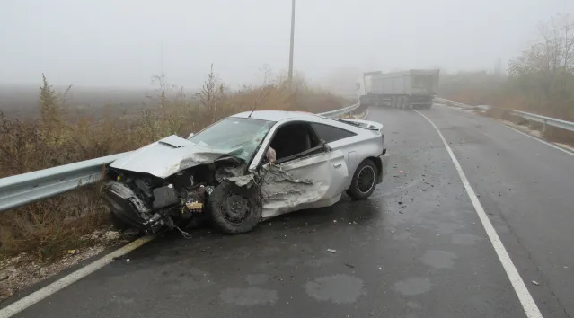 В МЪГЛАТА: 18-годишен шофьор се вряза в камион край Русе