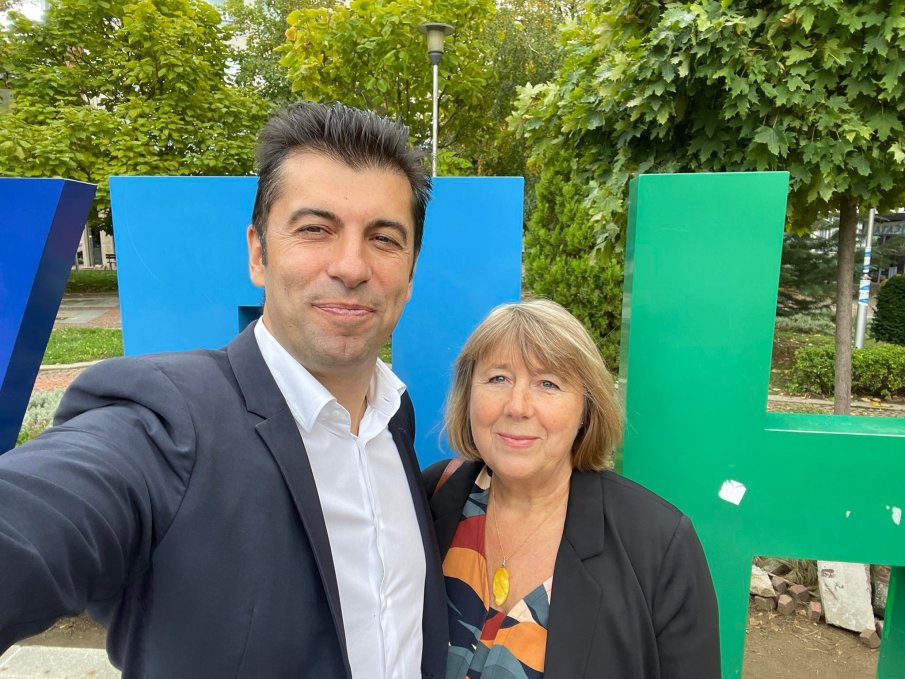 САМО В ПИК И РЕТРО: Киро прибра майка си от Канада, настани я в палат