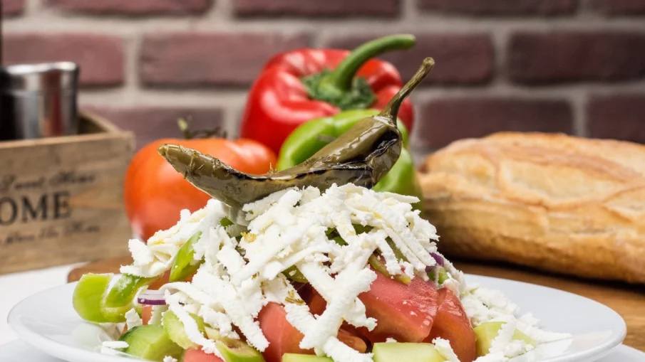 Шопската салата чукна 10 лева