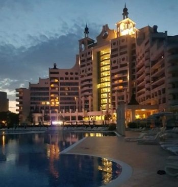 Хлопна кепенци най-големият апарт хотел в Поморие