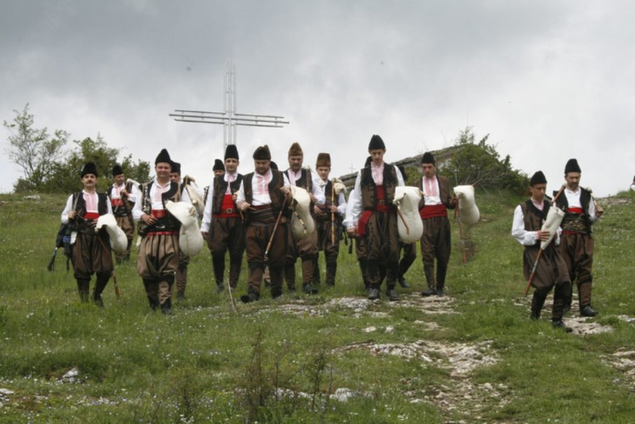 101 каба гайди откриват Световното по футбол в зала „Христо Ботев“