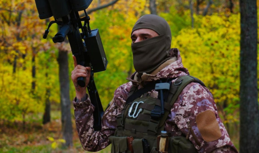 Украински боец демонстрира невероятно самообладание по време на бой (ВИДЕО)