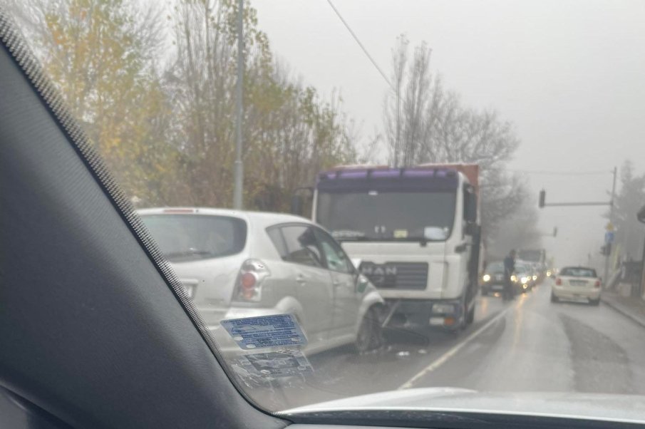 Камион и кола се помляха при удар на Хаинбоаз