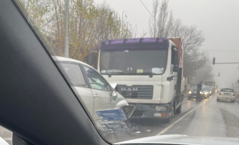 Кола и камион се натресоха между Свищов и Ореш, има жертва