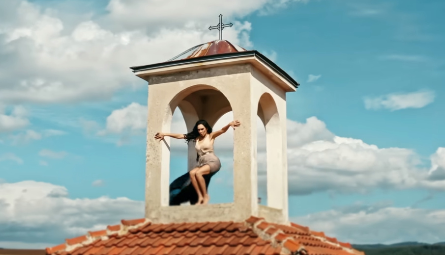 Разголена чалга певица на камбанария разгневи Софийската митрополия (ВИДЕО)