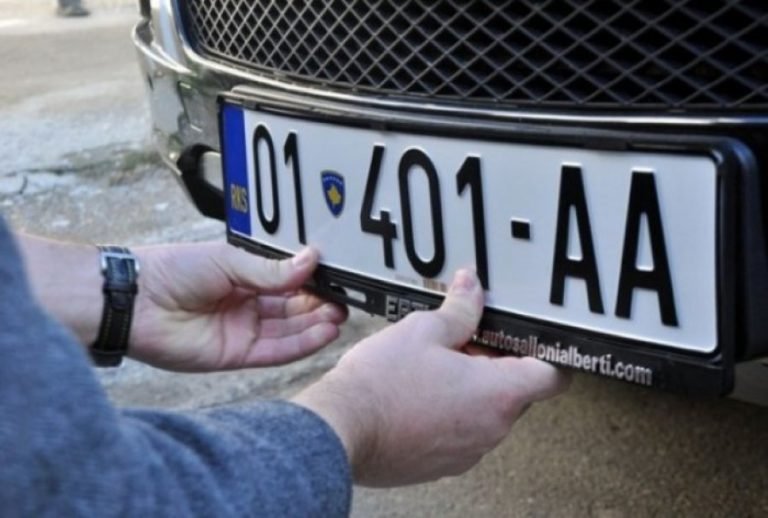 НАПРЕЖЕНИЕТО ОСТАВА: Сърбия и Косово не решиха спора с номерата на колите
