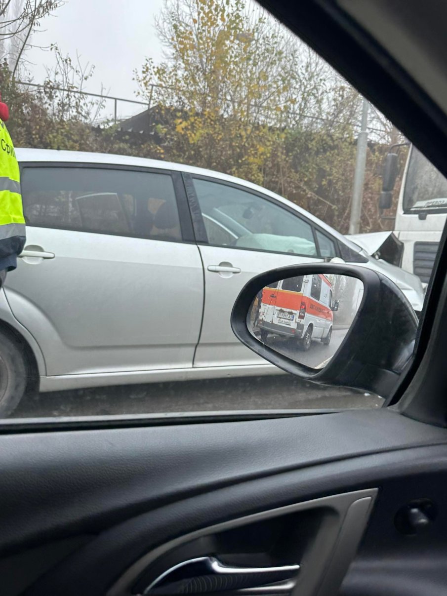 ПЪРВО В ПИК: Кола се вряза в хипермаркет в София (СНИМКА)
