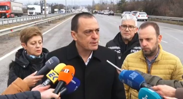 Шефът на СДВР: Полицейският бус не е препречвал пътя на мигрантите