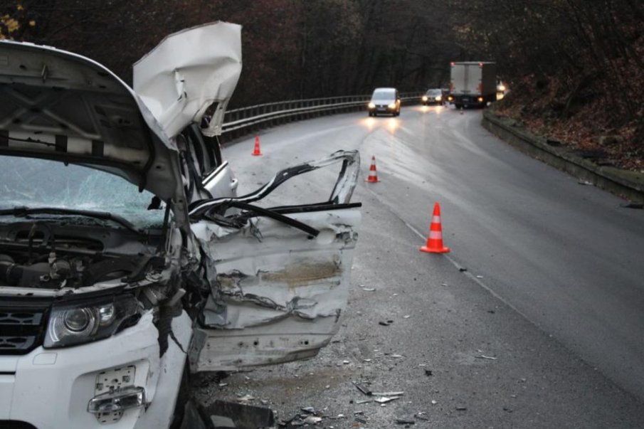 Кръв на пътя за Банско! Джип се удари в тир, има тежко ранен (СНИМКИ)