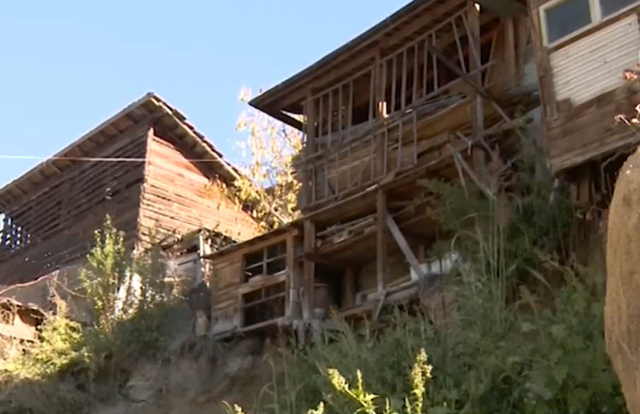 Мъж предизвика свлачище, което е на път да погълне къщи в Якоруда