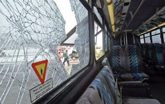 Разкриха хулигани в Пловдив, засипали с камъни автобус на градския транспорт