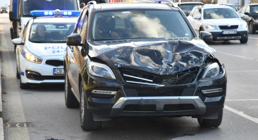 Вятърът събори табела, тя смачка джип на „Цариградско шосе”