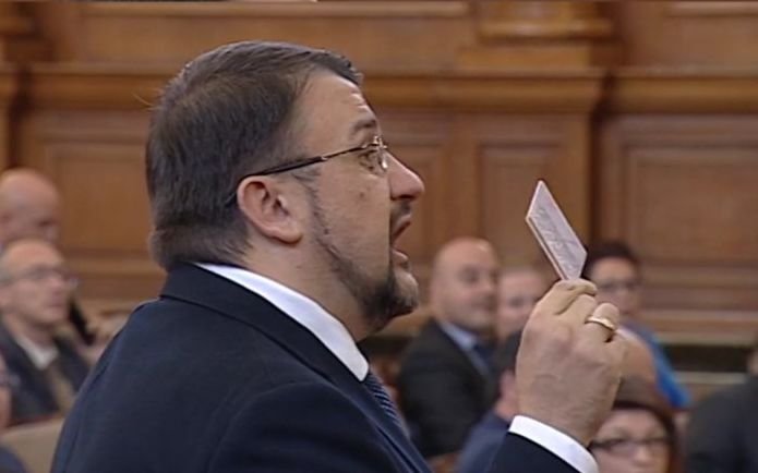 ГОРЕЩО В ПИК TV! Настимир Дюдюка наглее в пленарна зала, квесторите не могат да го изкарат