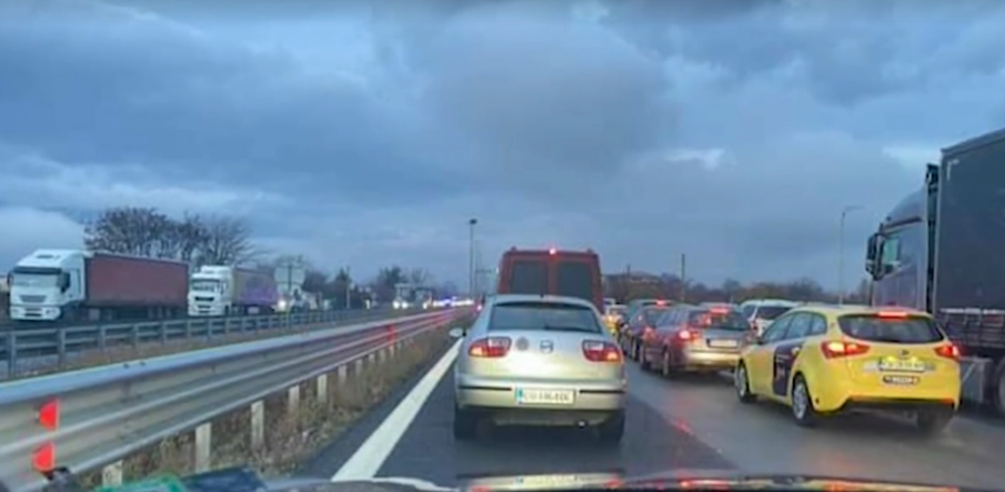 ИЗВЪНРЕДНО В ПИК: Полякиня е карала колата с мигрантите с 200 км/ч по магистрала Тракия