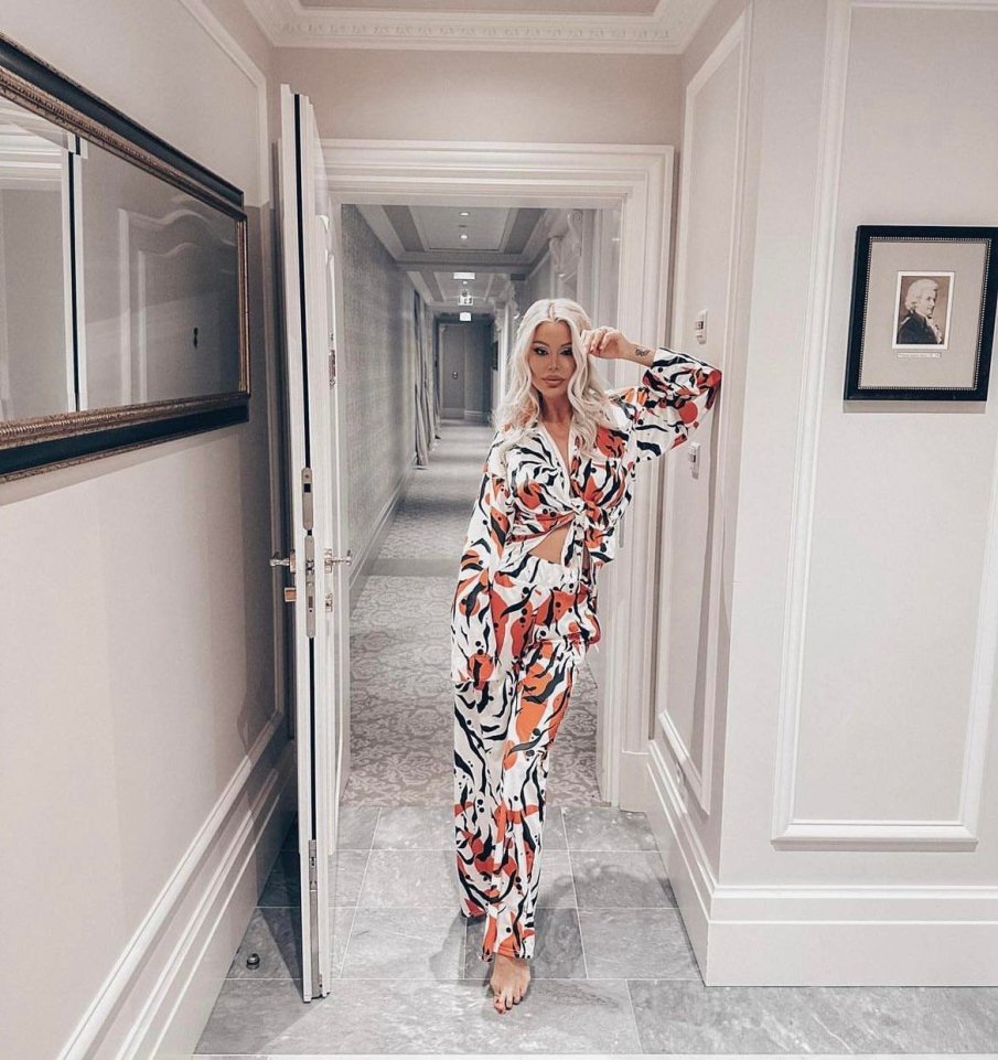 ЛУКС, ТА ДРЪНКА: Гущерова пие шампанско от сребърни чаши на Мерцедес (СНИМКА)