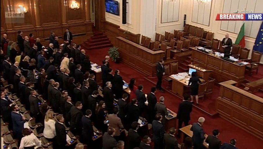 ПЪРВО В ПИК TV: Депутатите с пореден спор за Изборния кодекс - пуснаха химна на Република България в полунощ и закриха заседанието (ОБНОВЕНА)