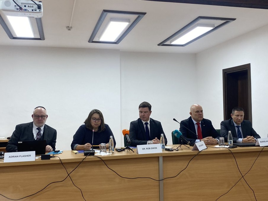 Главният прокурор Иван Гешев и посланикът на Великобритания Роб Диксън откриха  конференция за киберпрестъпността