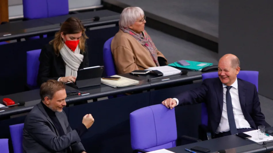 МРАЗ В БУНДЕСТАГА! Депутати ходят на работа с шалове, пуловери и палта