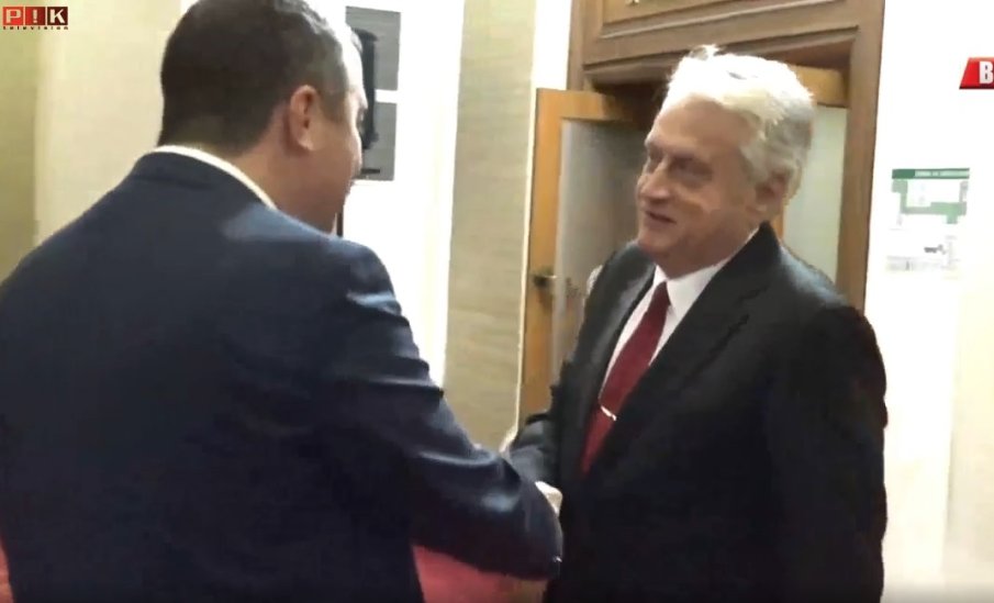 САМО В ПИК TV! Бойко Рашков като филмова звезда - кафето на парламента спаси бившия вътрешен министър от въпроси за доказателствата за Хемус (ВИДЕО)