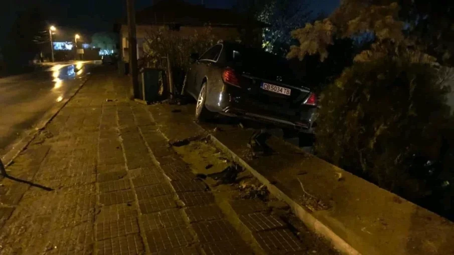 БЕЗУМИЕ: 14-годишен влетя с Мерцедес“ в къща посред нощ