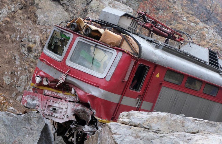 ОТ ПОСЛЕДНИТЕ МИНУТИ: Влак се блъсна в паднала скала, машинист пострада тежко