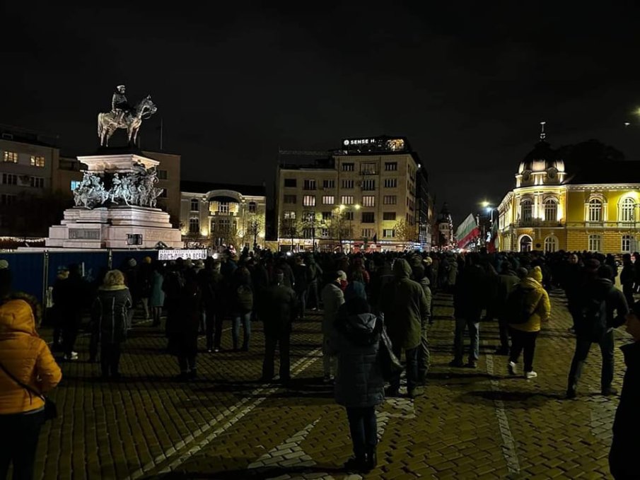 Журналистът Ивелин Николов: БСП правеше големи протестите на Промяната, сега ПП и ДБ изкараха шепа хора - защо столетницата има по-малко подкрепа на изборите от тях