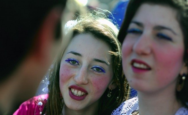 ПРОВАЛЕНА СДЕЛКА: 14-годишна булка от Микрево предотврати нагласен брак - избяга от брачното ложе и право в полицията