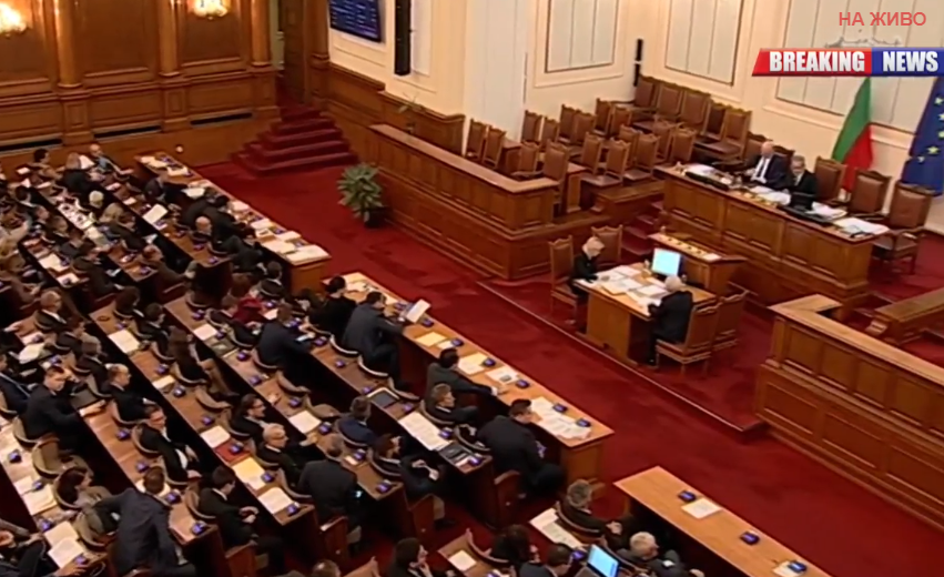 НЕ СТИГНАХА ДО СРЕДНОЩ: Депутатите приключиха дългото си заседание, изчерпвайки всички точки по Изборния кодекс