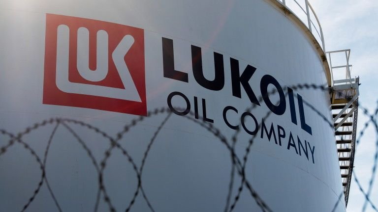 Италия пое контрола над рафинерията на Лукойл